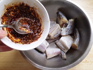 美味烤箱烤鳕鱼,然后把调好的调料放入鳕鱼中。
