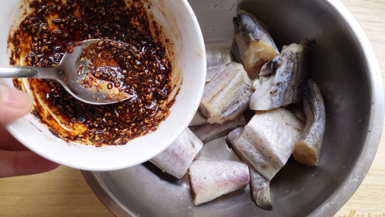 美味烤箱烤鳕鱼,然后把调好的调料放入鳕鱼中。