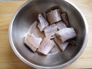 美味烤箱烤鳕鱼,先准备两条鳕鱼，洗干净剁成块儿。