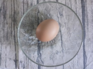 营养早餐煎蛋培根三明治,先准备一个鸡蛋。