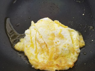 营养早餐煎蛋培根三明治,把鸡蛋煎熟。