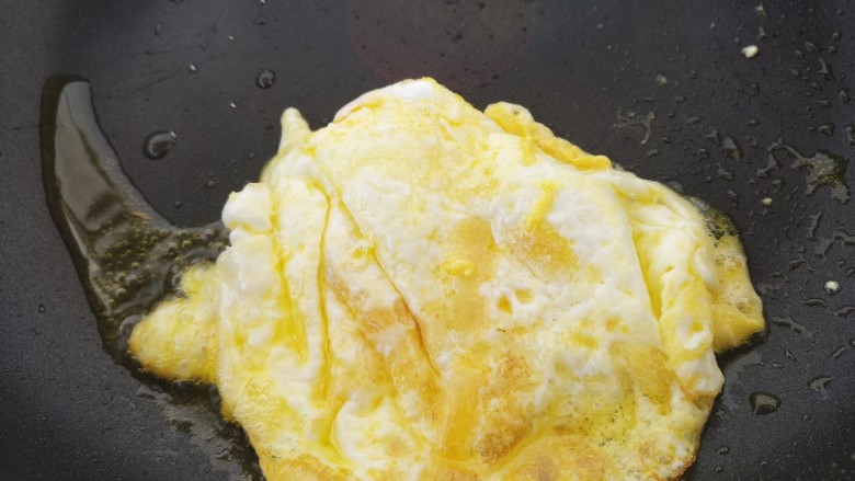 营养早餐煎蛋培根三明治,把鸡蛋煎熟。