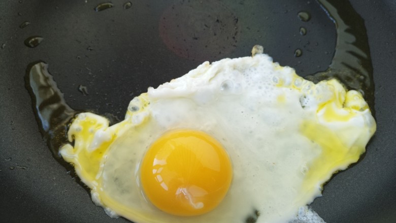 营养早餐煎蛋培根三明治,然后锅里再倒油，把鸡蛋放进去煎。