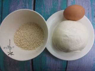 煎馒头片,准备一个鸡蛋，一个馒头，还有半碗面包糠。