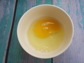 煎馒头片,打一个鸡蛋到碗里。