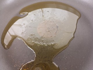 煎馒头片,然后锅里热油。