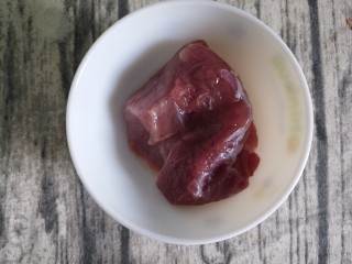 家常炒菜~干豆腐青椒炒肉,准备一块猪肉。