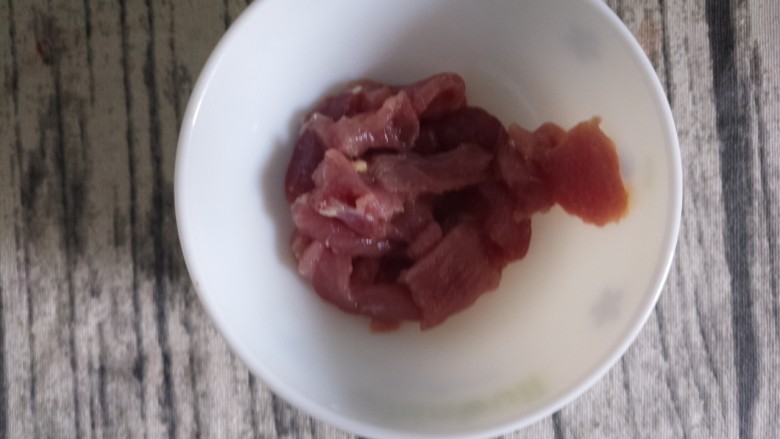 家常炒菜~干豆腐青椒炒肉,把猪肉切成猪肉片。