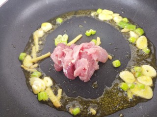 家常炒菜~干豆腐青椒炒肉,然后放入猪肉片炒。