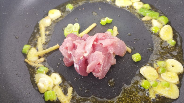 家常炒菜~干豆腐青椒炒肉,然后放入猪肉片炒。