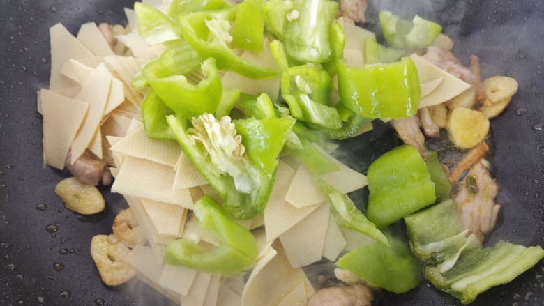 家常炒菜~干豆腐青椒炒肉,再放入青椒。