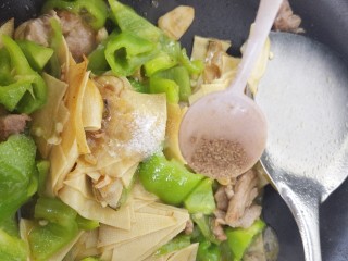 家常炒菜~干豆腐青椒炒肉,再放半勺胡椒粉。