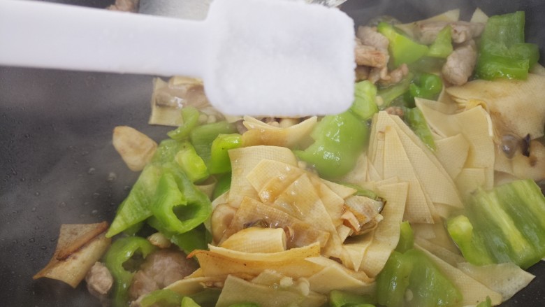 家常炒菜~干豆腐青椒炒肉,最后放一勺盐。