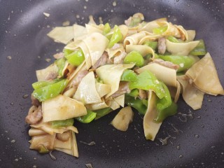 家常炒菜~干豆腐青椒炒肉,炒匀。