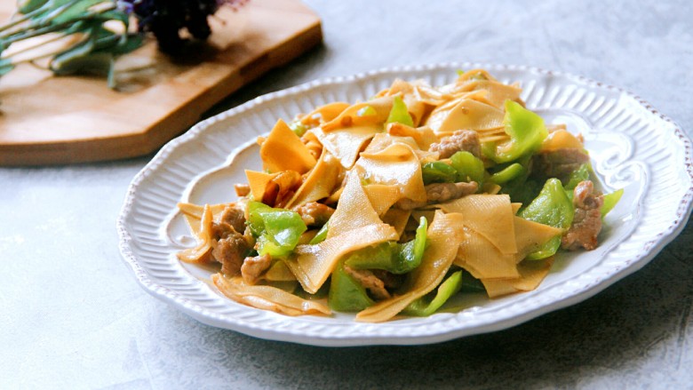 家常炒菜~干豆腐青椒炒肉,装盘来吃吧。