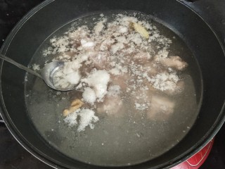 排骨玉米汤,煮个七八分钟，期间把浮沫撇去