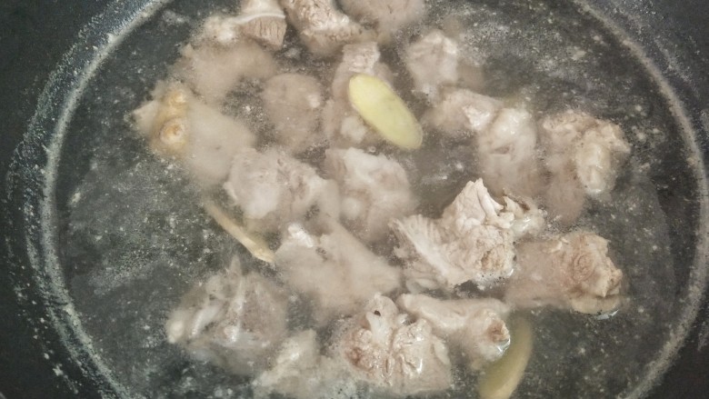 排骨玉米汤,撇干净浮沫的汤是比较清澈的