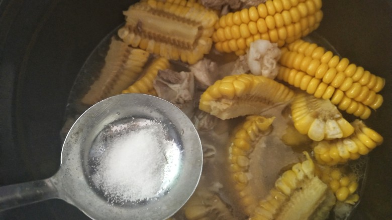 排骨玉米汤,选择排骨键，好了之后调入少许的盐即可