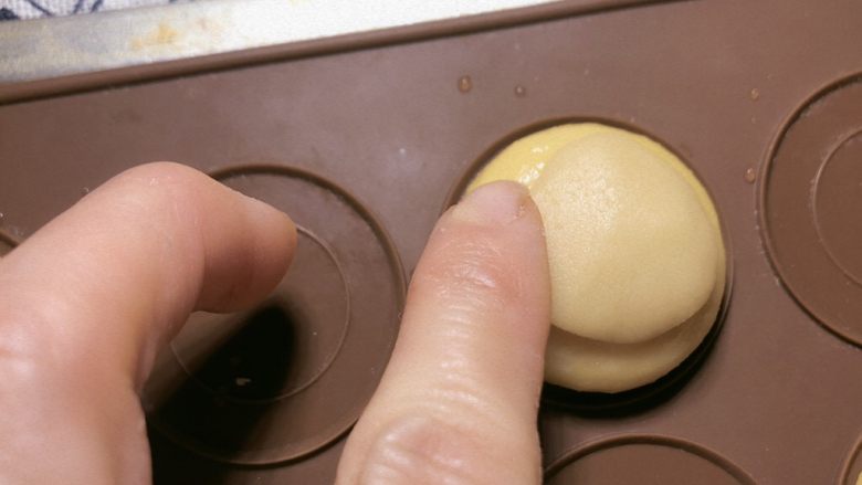 咸香泡芙酥,贴于生胚上。