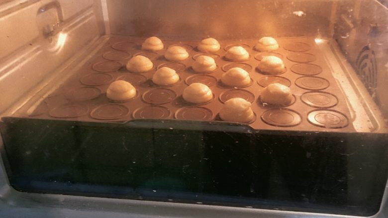 咸香泡芙酥,置于已经预热好的烤箱（上下170度）烤制30分钟。