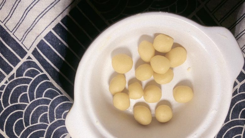 咸香泡芙酥,将油酥均分为生胚同等数量的小团。