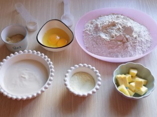  【酸奶吐司】～波兰种法,准备面团食材并称重。