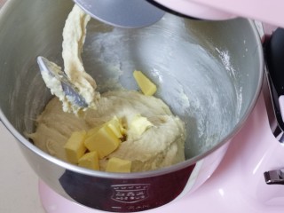 【酸奶吐司】～波兰种法,加入室温软化的黄油，再次启动厨师机，将旋转按钮，至2档，揉20分钟。