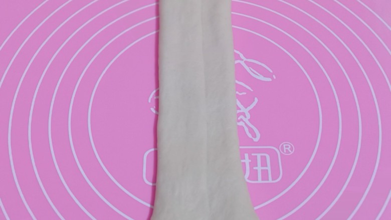  【酸奶吐司】～波兰种法,将擀好的长舌状两边向中间对折，用擀面杖轻轻擀长，由上而下卷起。