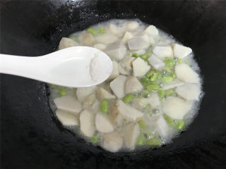 芋艿毛豆,煮至芋艿变酥软时加入适量的盐调味即可熄火。