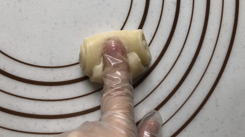 蛋黄酥（玉米油版）,醒好的面卷，取一个在中间用手指按下