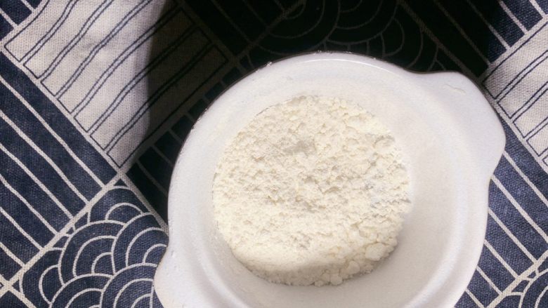 咸香泡芙酥,剩余20克面粉加入盐0.5克拌匀。