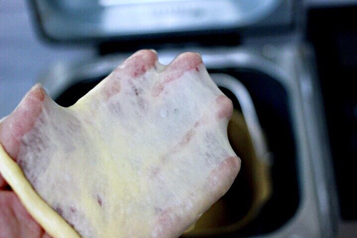 椰蓉花环面包,检查一下能拉出不易破的手套膜就可以了。