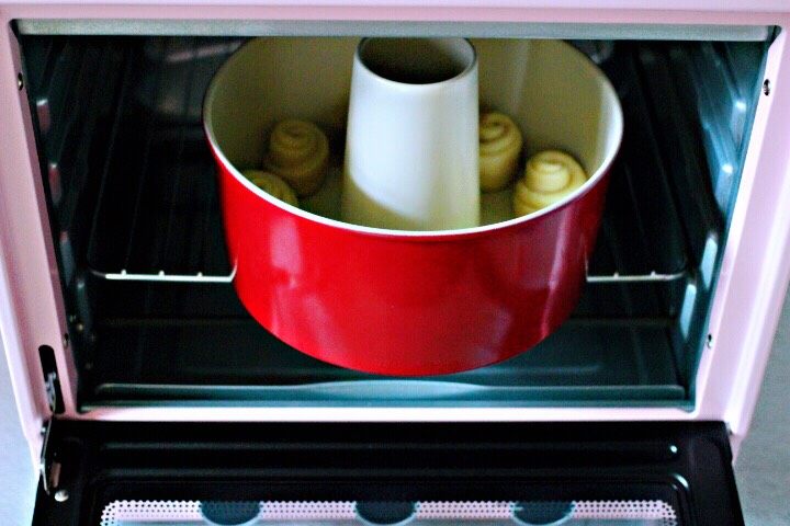 椰蓉花环面包,入烤箱二次发酵，天冷的话可以放一碗热水，二次发酵时间约为30分钟。