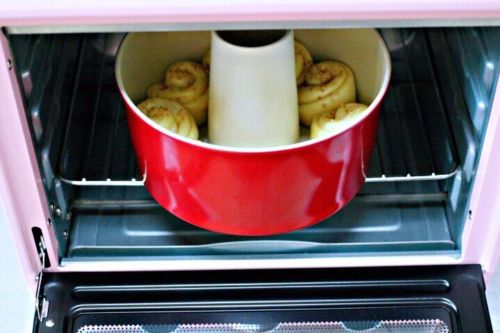 椰蓉花环面包,烤箱提前160度预热后，把做好的面包放入面包机。