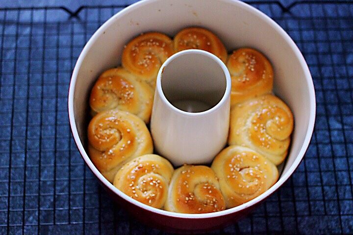 椰蓉花环面包,把做好的的面包从烤箱取出来。