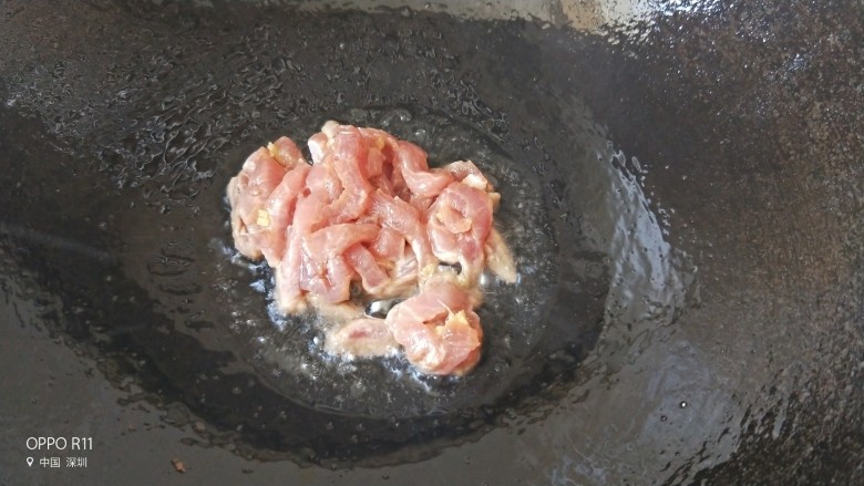 青椒肉丝香煎豆腐,锅里留一些底油，放入腌好的瘦肉翻炒