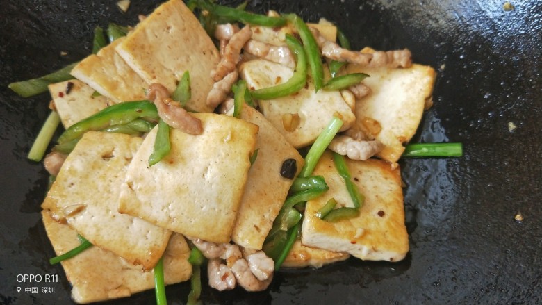 青椒肉丝香煎豆腐,关火，加盐和少量生抽调味即可