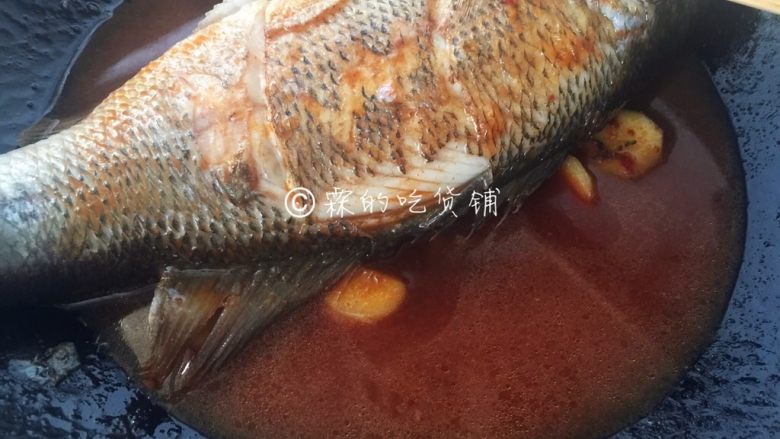 怪味鲈鱼,水量基本能盖住三分之一条鱼，同时记得把辣酱搅拌至化开