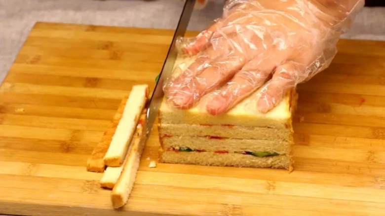 芝士三明治,把四边去皮约10厘米正方形。
