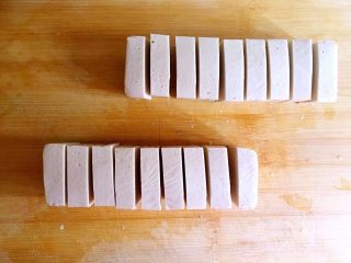 千叶豆腐,把千叶豆腐切成0.8-1厘米的豆腐块