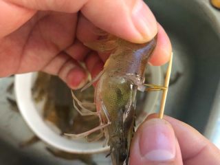 辣子虾,用牙签从虾头和虾身的中间插入，挑出虾线
