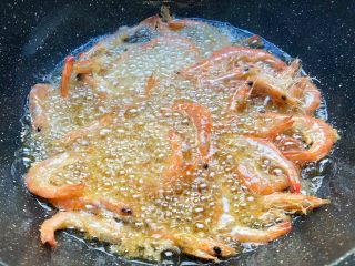 辣子虾,热锅放入500ml油，烧至九成热，放入腌制好的明虾炸制