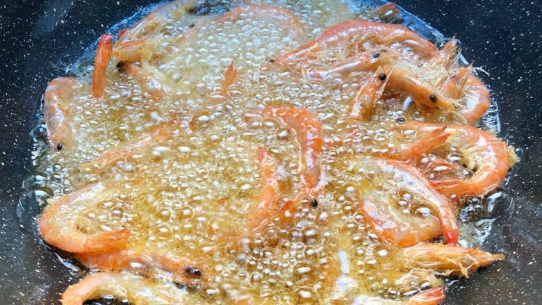 辣子虾,热锅放入500ml油，烧至九成热，放入腌制好的明虾炸制