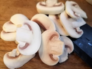 无敌烤羊腿,蘑菇切片。