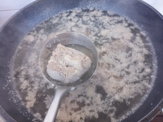 排骨炖土豆,焯水之后，再倒水小火煮排骨半个小时左右。煮好的排骨盛出来。