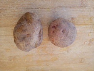 排骨炖土豆,先准备两个土豆。