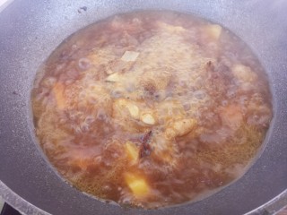 排骨炖土豆,然后开大火把水烧开。