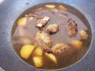 排骨炖土豆,锅里加入适量的水，没过食材。
