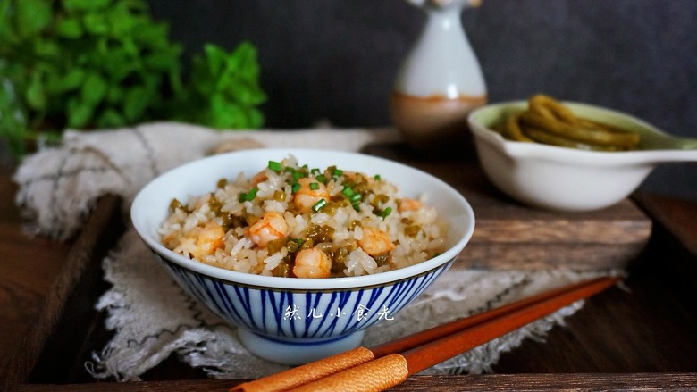 虾仁酸豇豆炒饭,出锅装盘