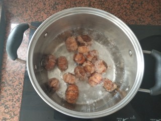 板栗香菇鸡肉焖饭,往锅中倒入清水，放入板栗，大火煮开3分钟